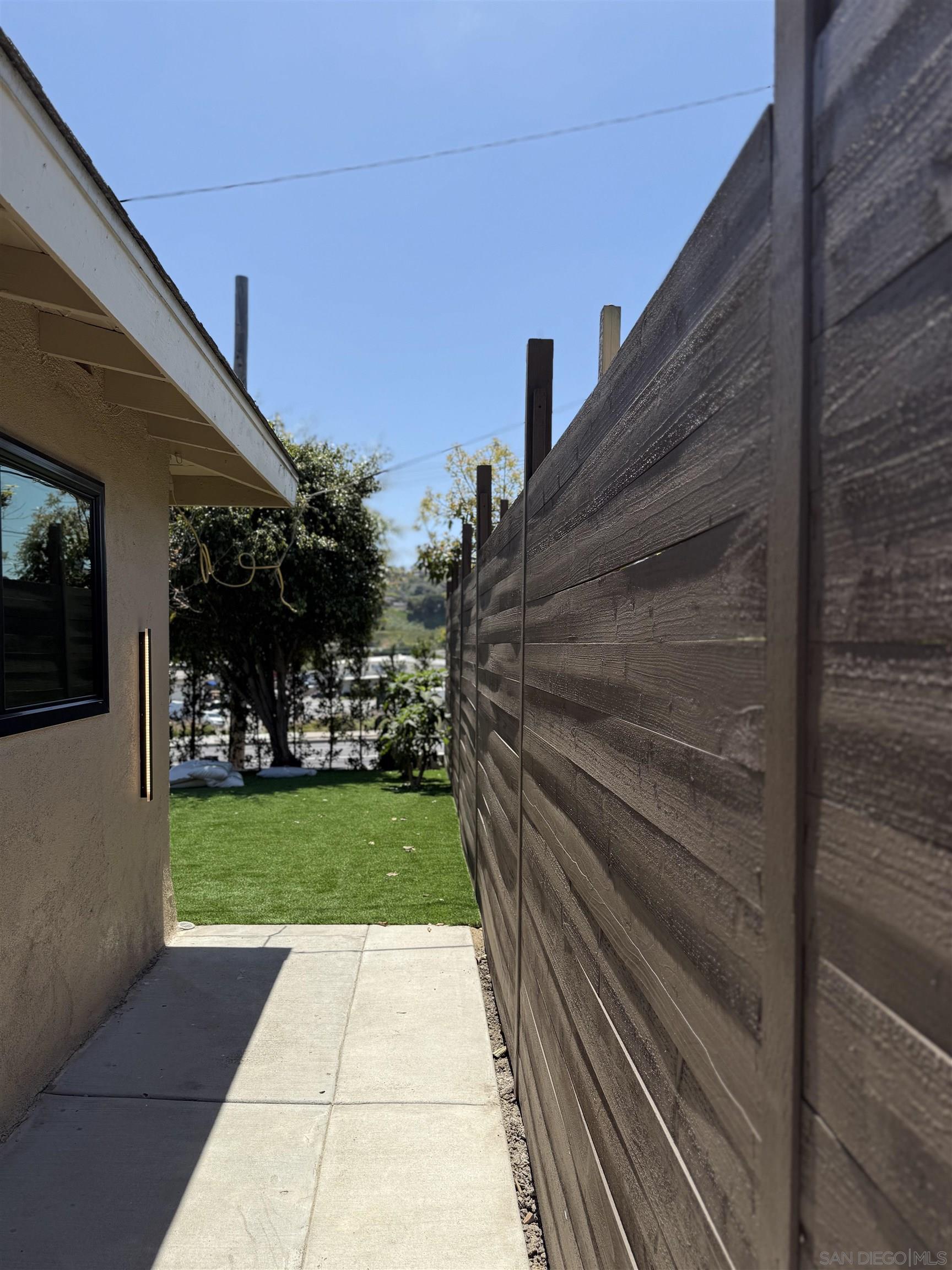 Detail Gallery Image 2 of 36 For 519  Camelot Dr, Oceanside,  CA 92054 - – Beds | – Baths