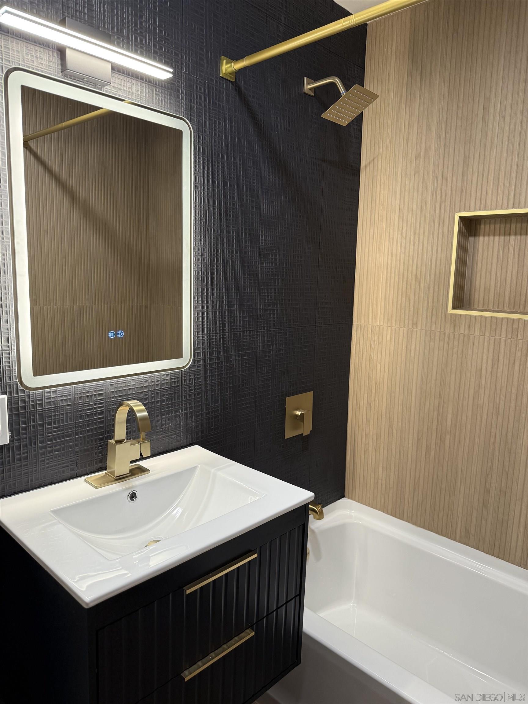 Detail Gallery Image 13 of 36 For 519  Camelot Dr, Oceanside,  CA 92054 - – Beds | – Baths