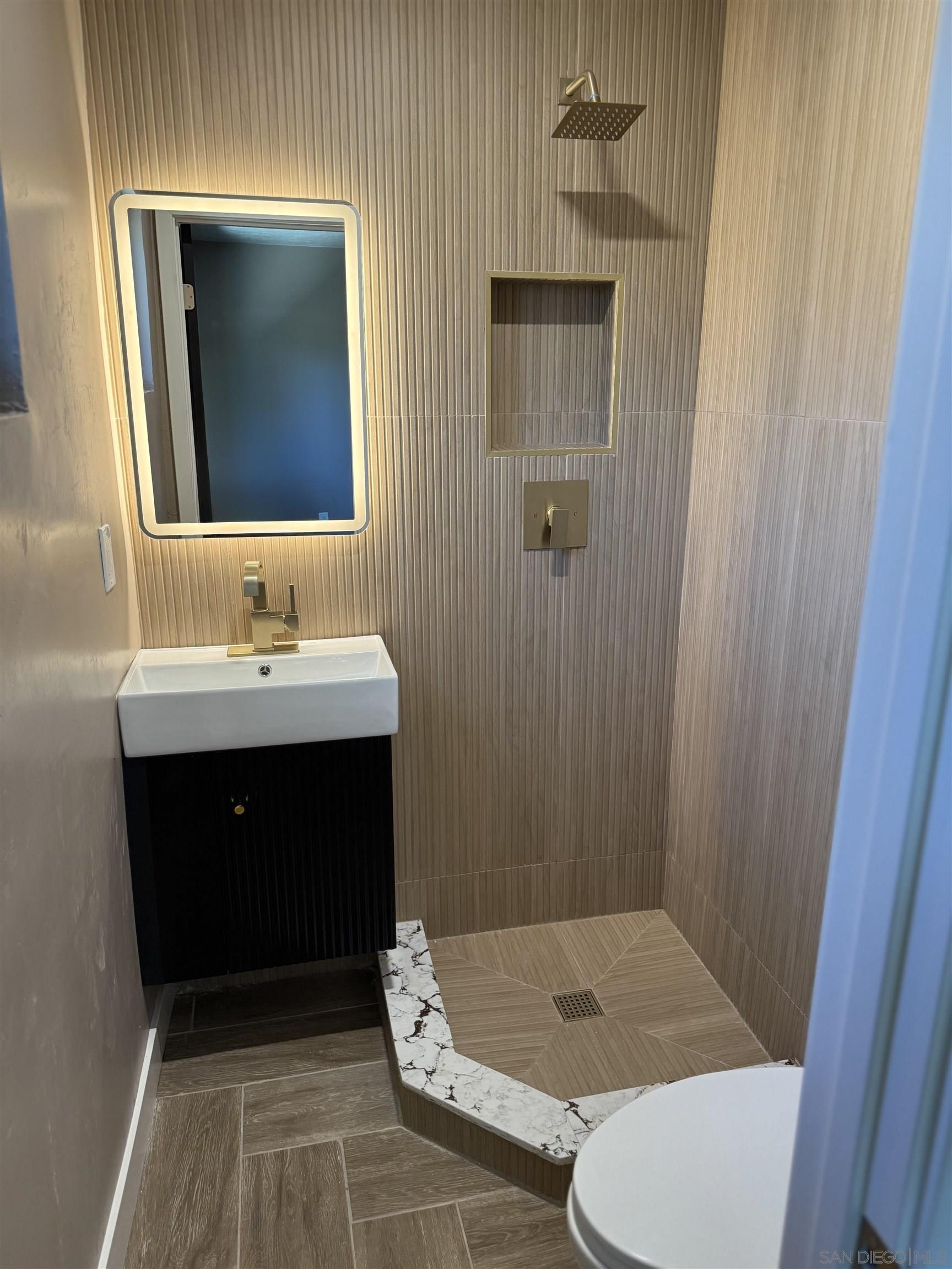 Detail Gallery Image 18 of 36 For 519  Camelot Dr, Oceanside,  CA 92054 - – Beds | – Baths