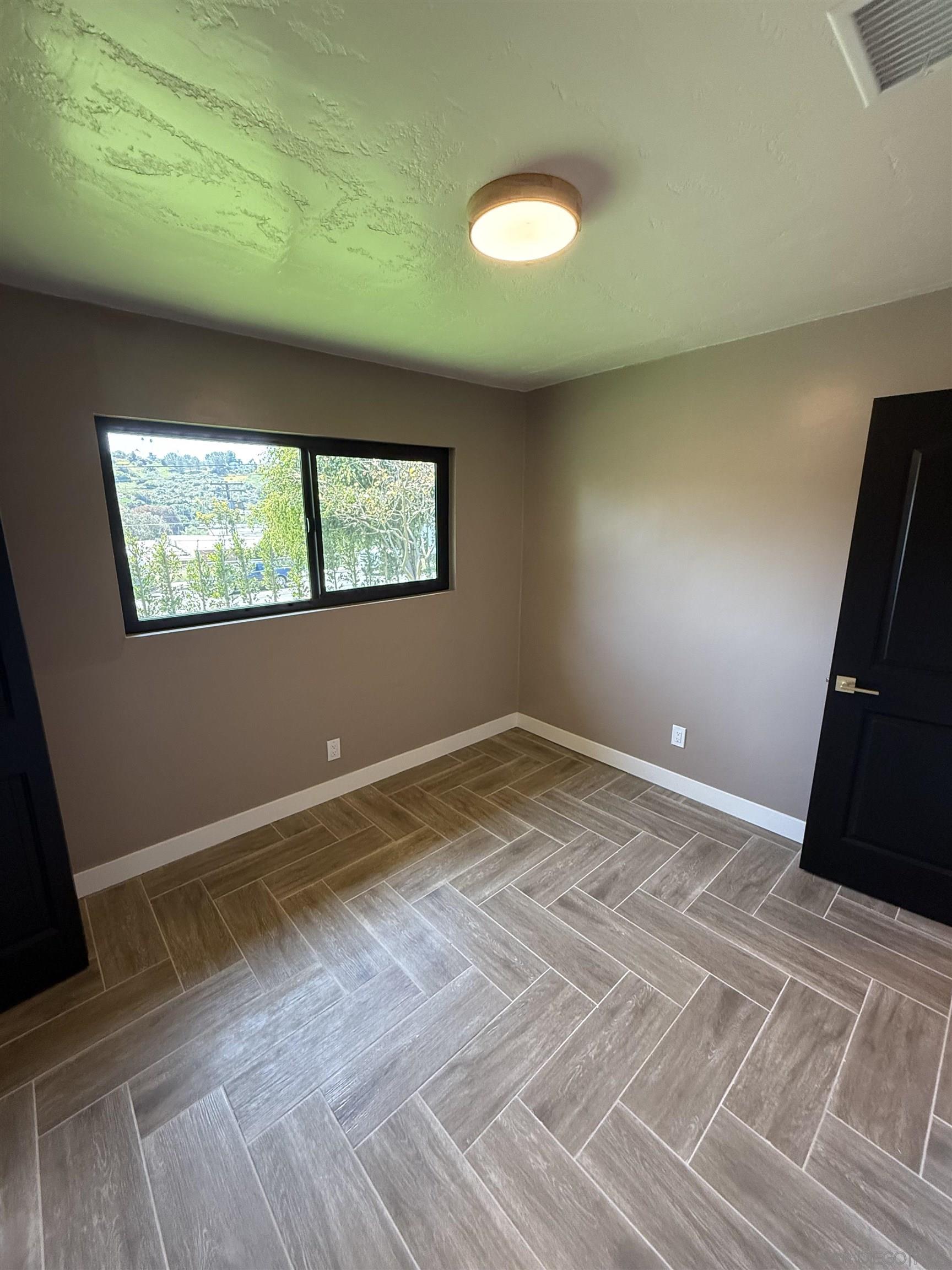 Detail Gallery Image 3 of 36 For 519  Camelot Dr, Oceanside,  CA 92054 - – Beds | – Baths