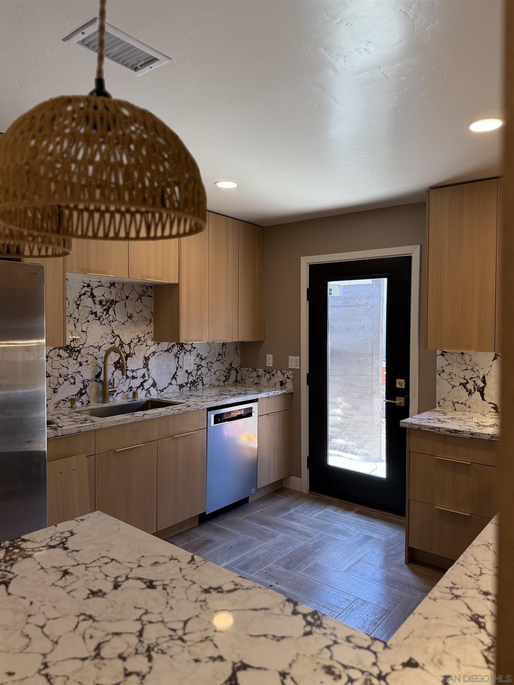 Detail Gallery Image 10 of 36 For 519  Camelot Dr, Oceanside,  CA 92054 - – Beds | – Baths