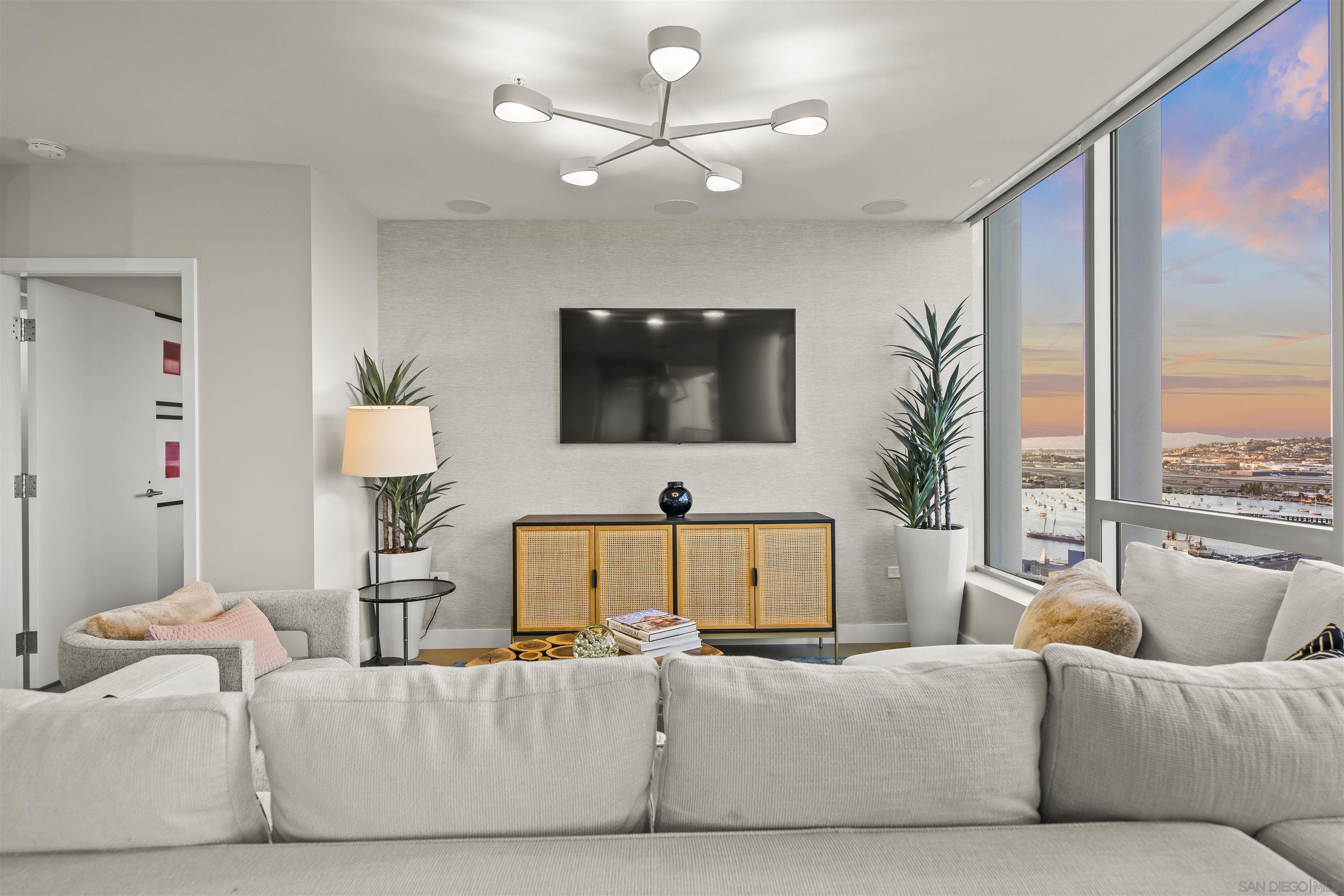 Detail Gallery Image 2 of 52 For 888 W E  3006, San Diego,  CA 92101 - 2 Beds | 2 Baths