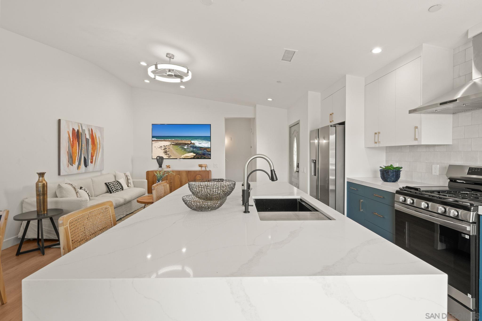 Detail Gallery Image 4 of 33 For 2483  Oxford Ave, Cardiff By The Sea,  CA 92007 - 3 Beds | 3 Baths