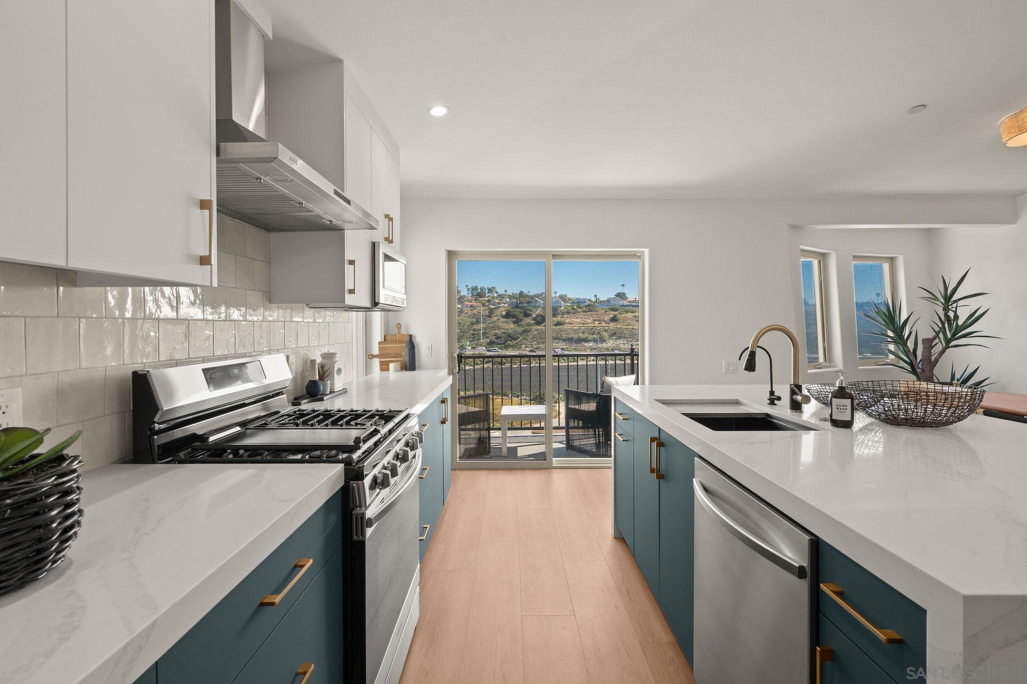 Detail Gallery Image 6 of 33 For 2483  Oxford Ave, Cardiff By The Sea,  CA 92007 - 3 Beds | 3 Baths