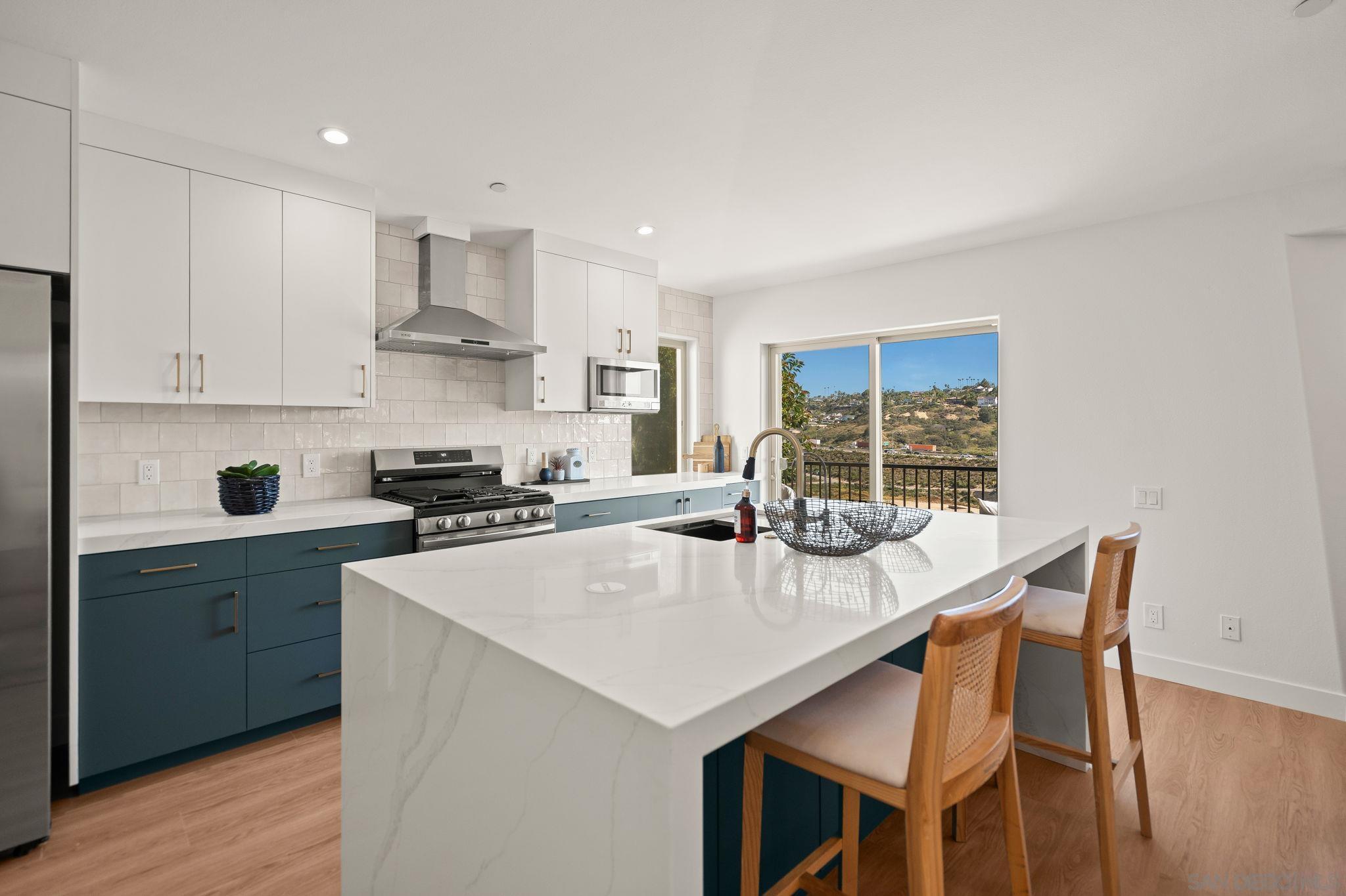 Detail Gallery Image 10 of 33 For 2483  Oxford Ave, Cardiff By The Sea,  CA 92007 - 3 Beds | 3 Baths