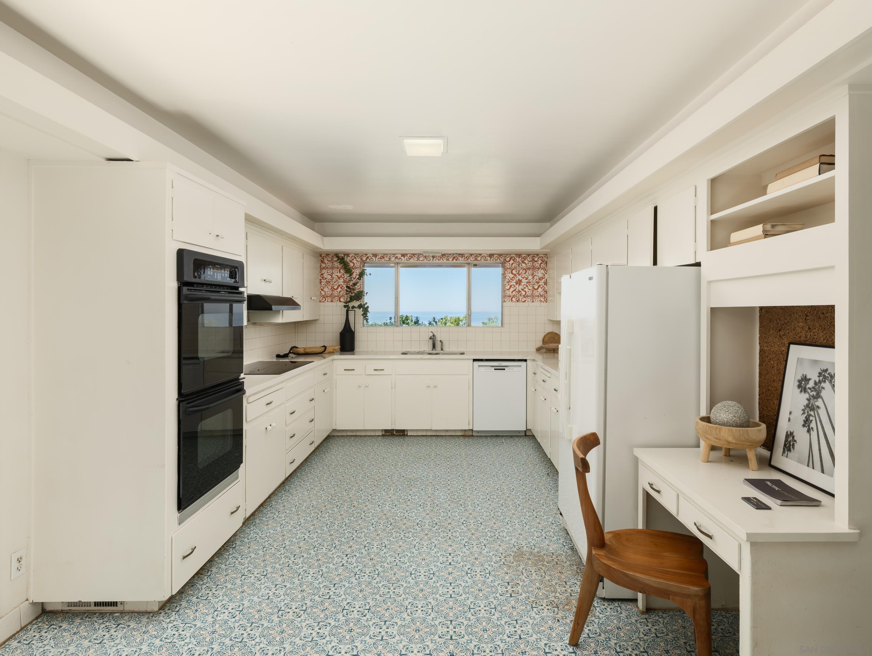 Detail Gallery Image 17 of 36 For 2586  Calle Del Oro, La Jolla,  CA 92037 - 3 Beds | 3 Baths