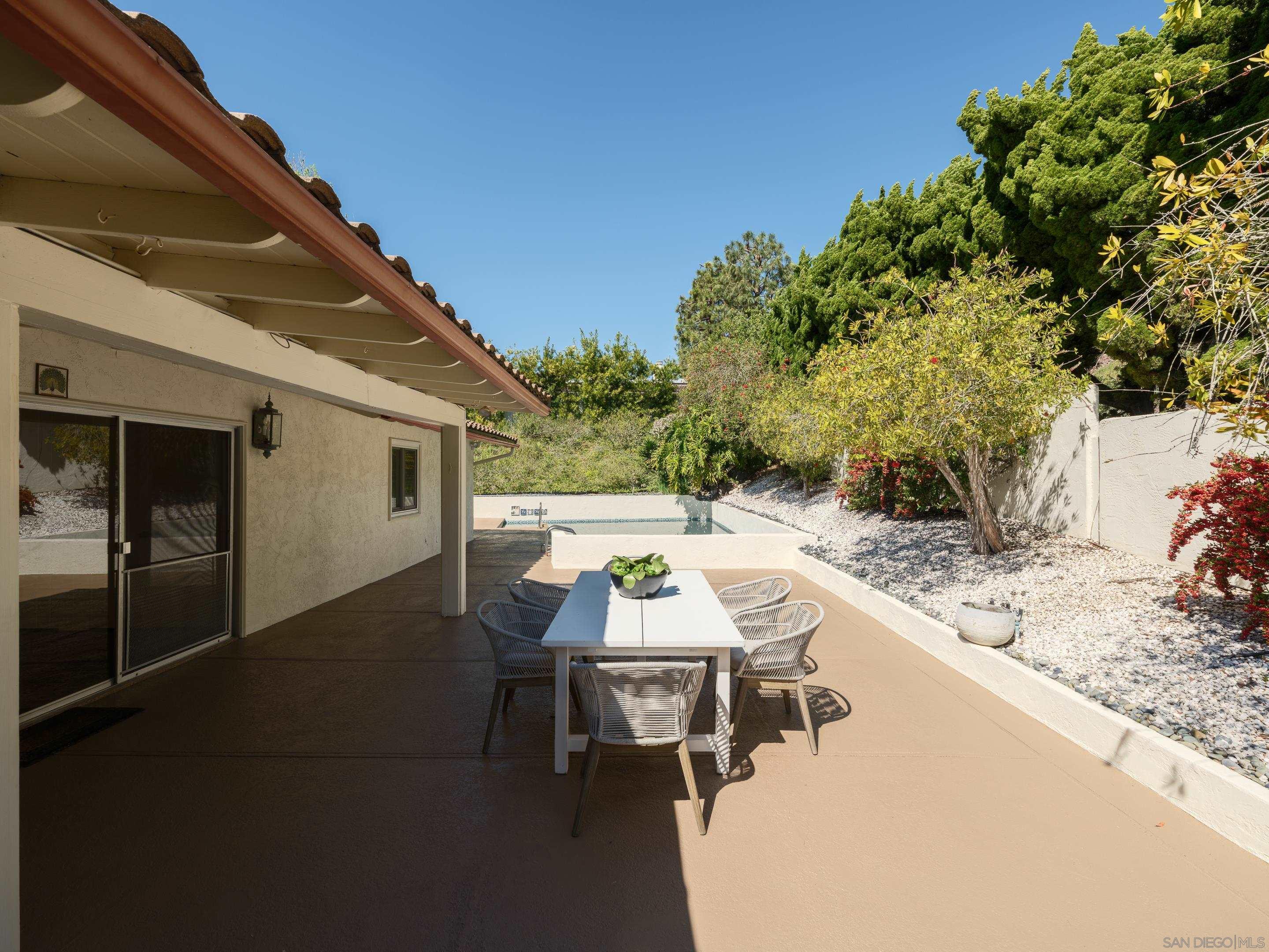 Detail Gallery Image 18 of 36 For 2586  Calle Del Oro, La Jolla,  CA 92037 - 3 Beds | 3 Baths