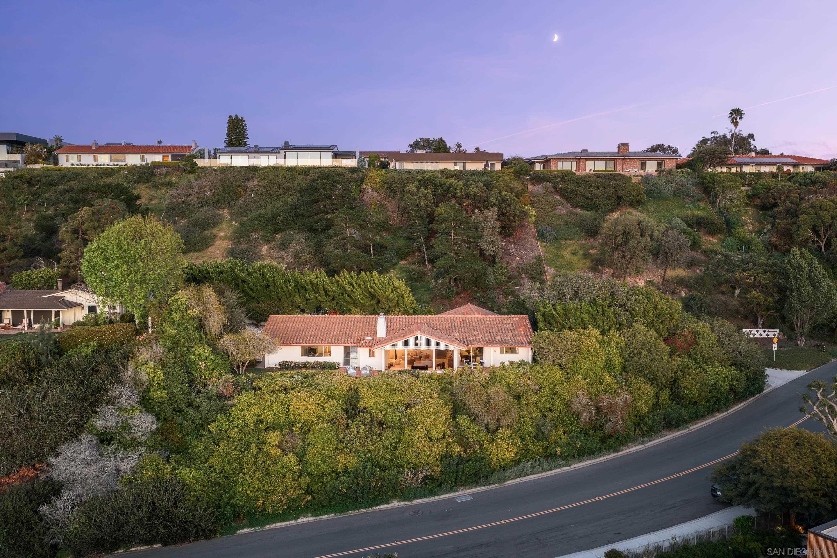 Detail Gallery Image 3 of 36 For 2586  Calle Del Oro, La Jolla,  CA 92037 - 3 Beds | 3 Baths