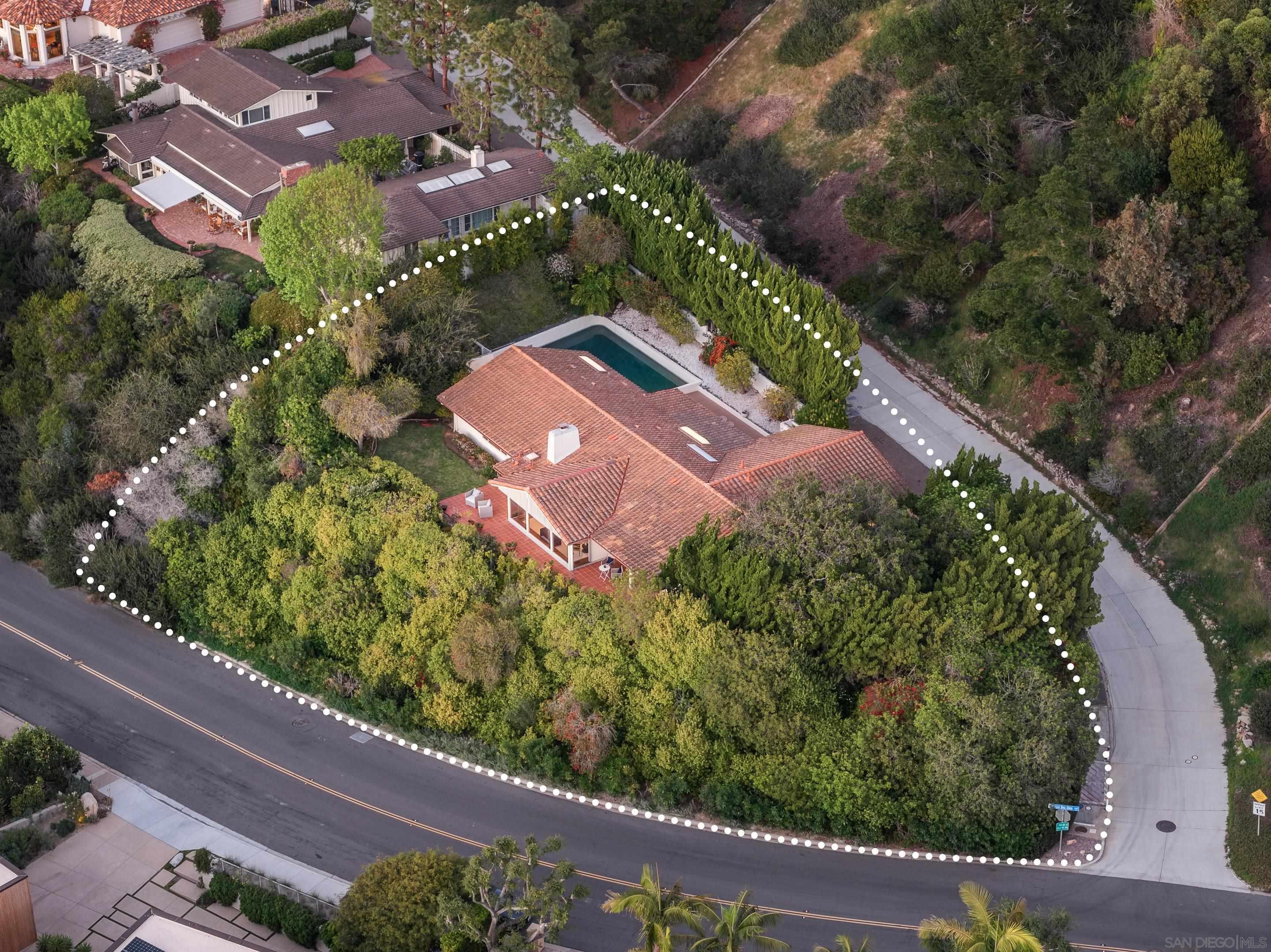 Detail Gallery Image 4 of 36 For 2586  Calle Del Oro, La Jolla,  CA 92037 - 3 Beds | 3 Baths