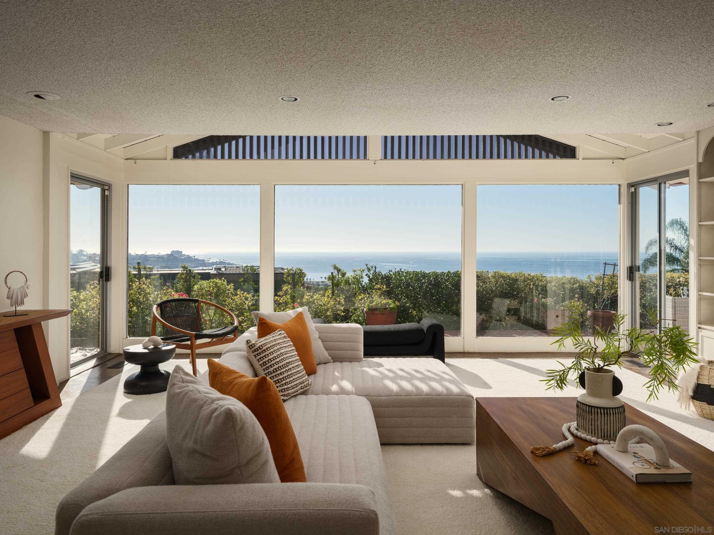 Detail Gallery Image 9 of 36 For 2586  Calle Del Oro, La Jolla,  CA 92037 - 3 Beds | 3 Baths