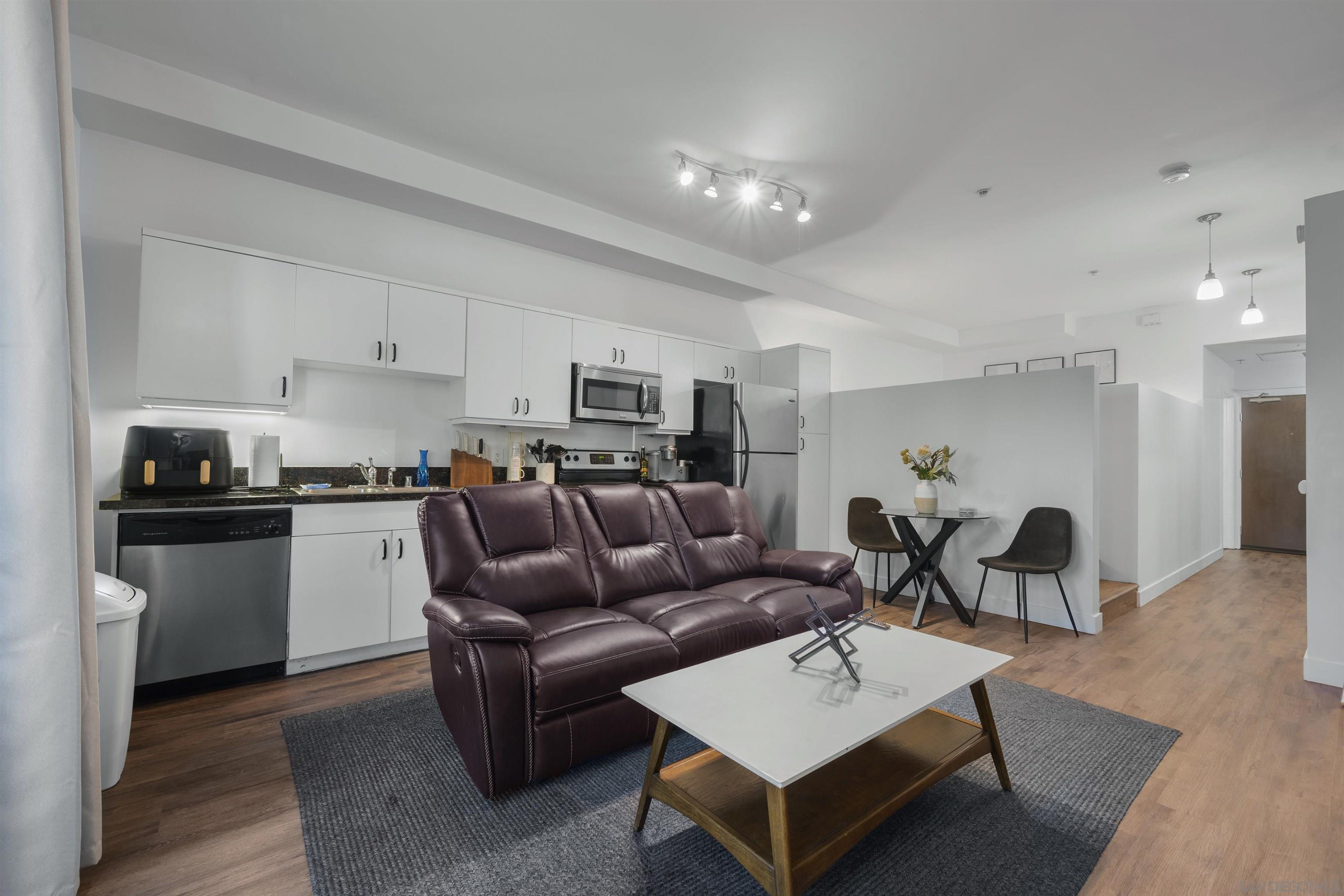 Detail Gallery Image 2 of 48 For 889  Date St.  #116,  San Diego,  CA 92101 - 1 Beds | 1 Baths