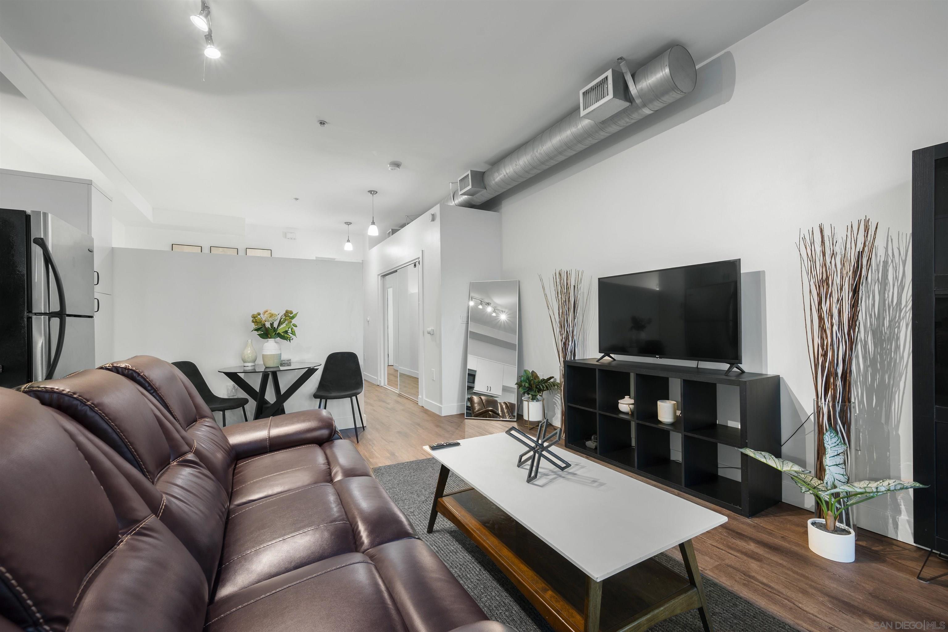 Detail Gallery Image 4 of 48 For 889  Date St.  #116,  San Diego,  CA 92101 - 1 Beds | 1 Baths