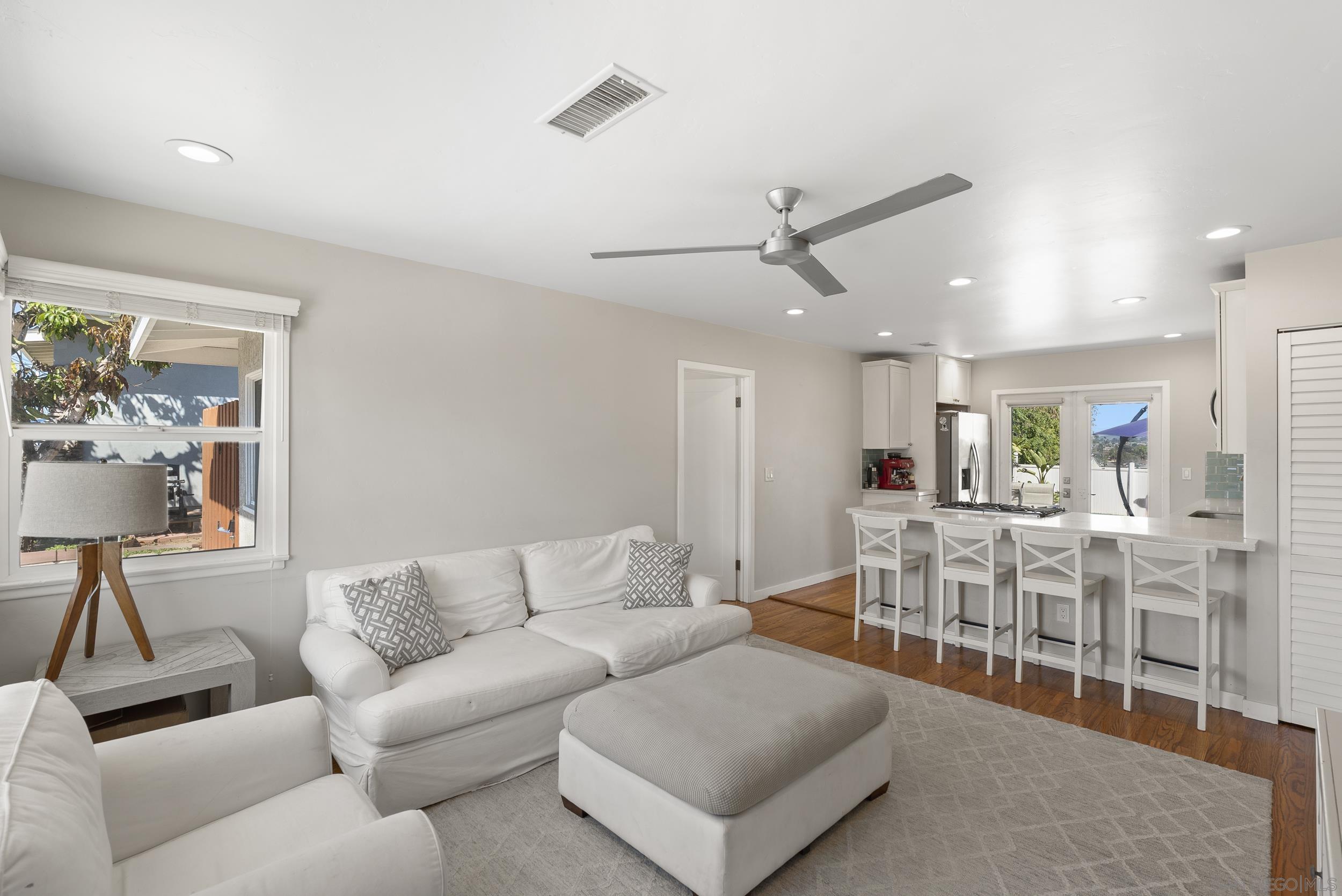 Detail Gallery Image 2 of 13 For 3635  Tomahawk, San Diego,  CA 92117 - 3 Beds | 2 Baths