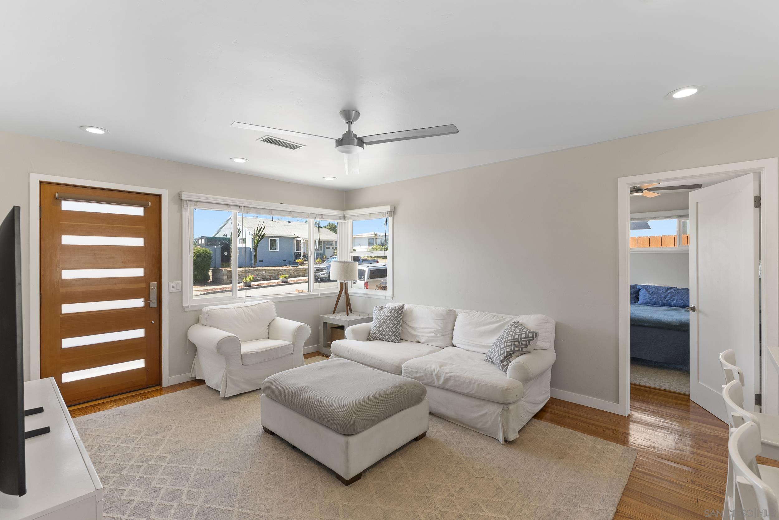 Detail Gallery Image 3 of 13 For 3635  Tomahawk, San Diego,  CA 92117 - 3 Beds | 2 Baths