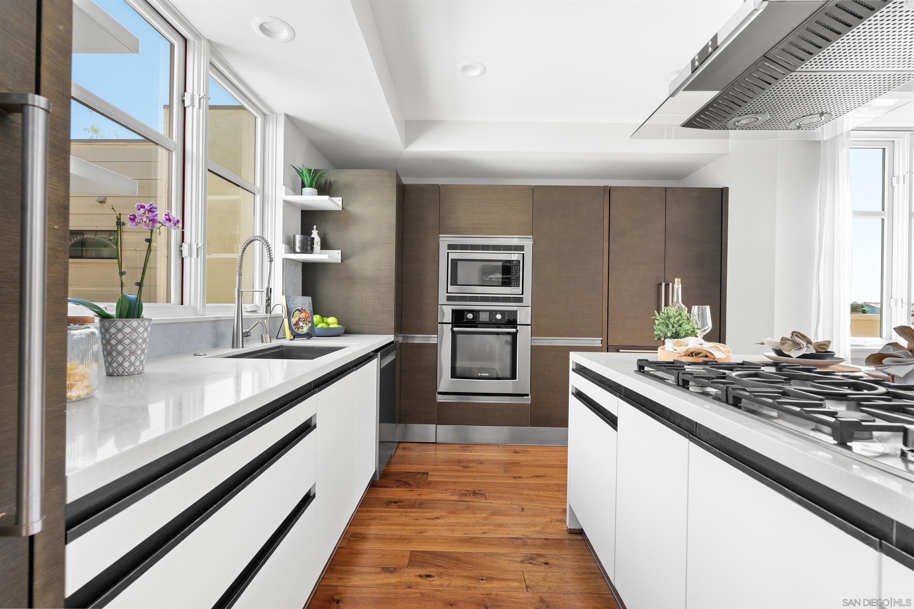 Detail Gallery Image 2 of 49 For 215  2nd St  #101,  Encinitas,  CA 92024 - 4 Beds | 2/1 Baths