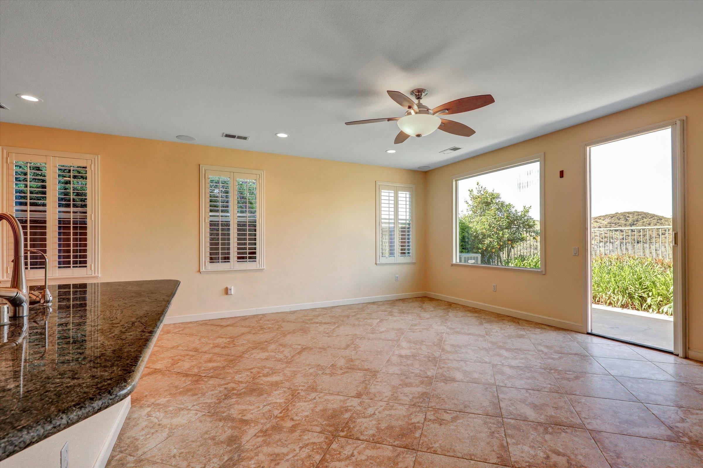 Detail Gallery Image 14 of 32 For 1648  Sagewood Way, San Marcos,  CA 92078 - 4 Beds | 3 Baths