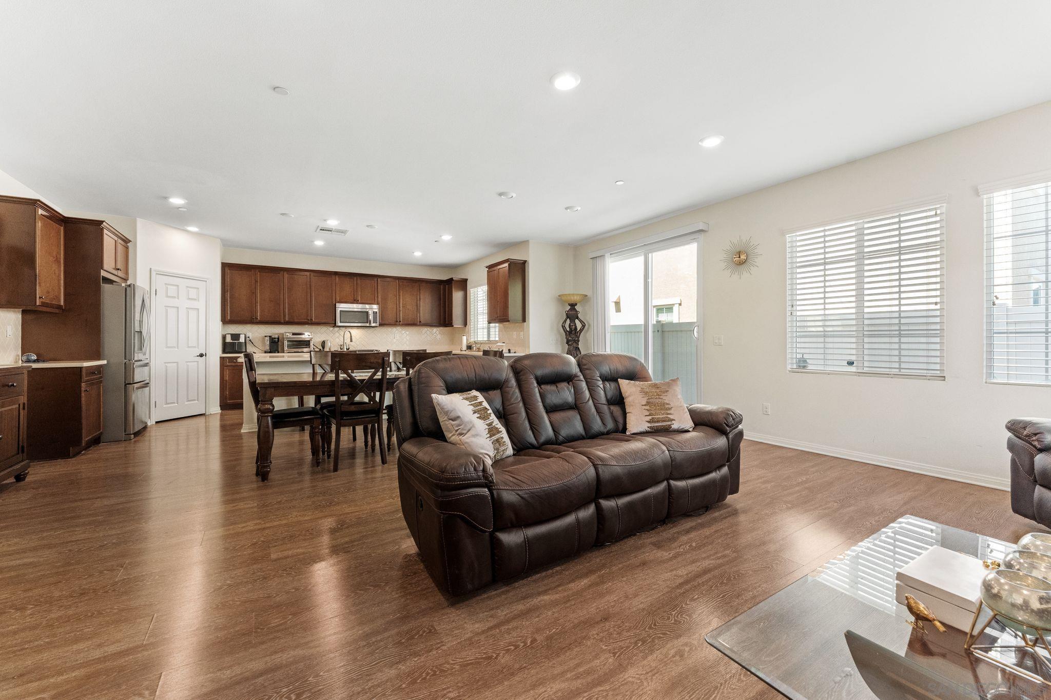 Detail Gallery Image 9 of 40 For 1287  White Oak Court, El Cajon,  CA 92020 - 4 Beds | 2/1 Baths