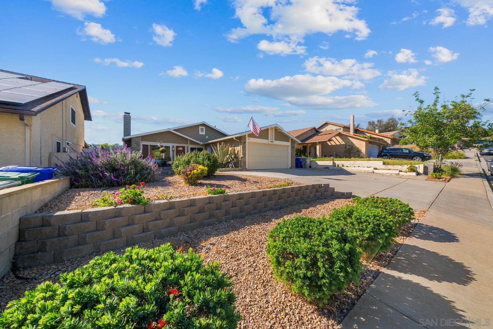 Detail Gallery Image 2 of 29 For 7454  Gayneswood, San Diego,  CA 92139 - 3 Beds | 2 Baths