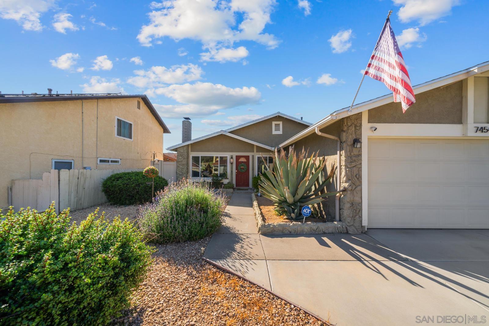 Detail Gallery Image 3 of 29 For 7454  Gayneswood, San Diego,  CA 92139 - 3 Beds | 2 Baths