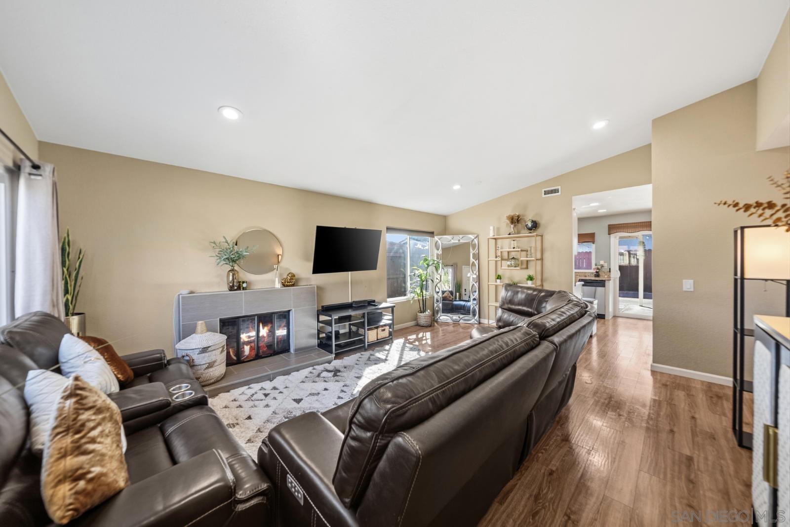 Detail Gallery Image 4 of 29 For 7454  Gayneswood, San Diego,  CA 92139 - 3 Beds | 2 Baths