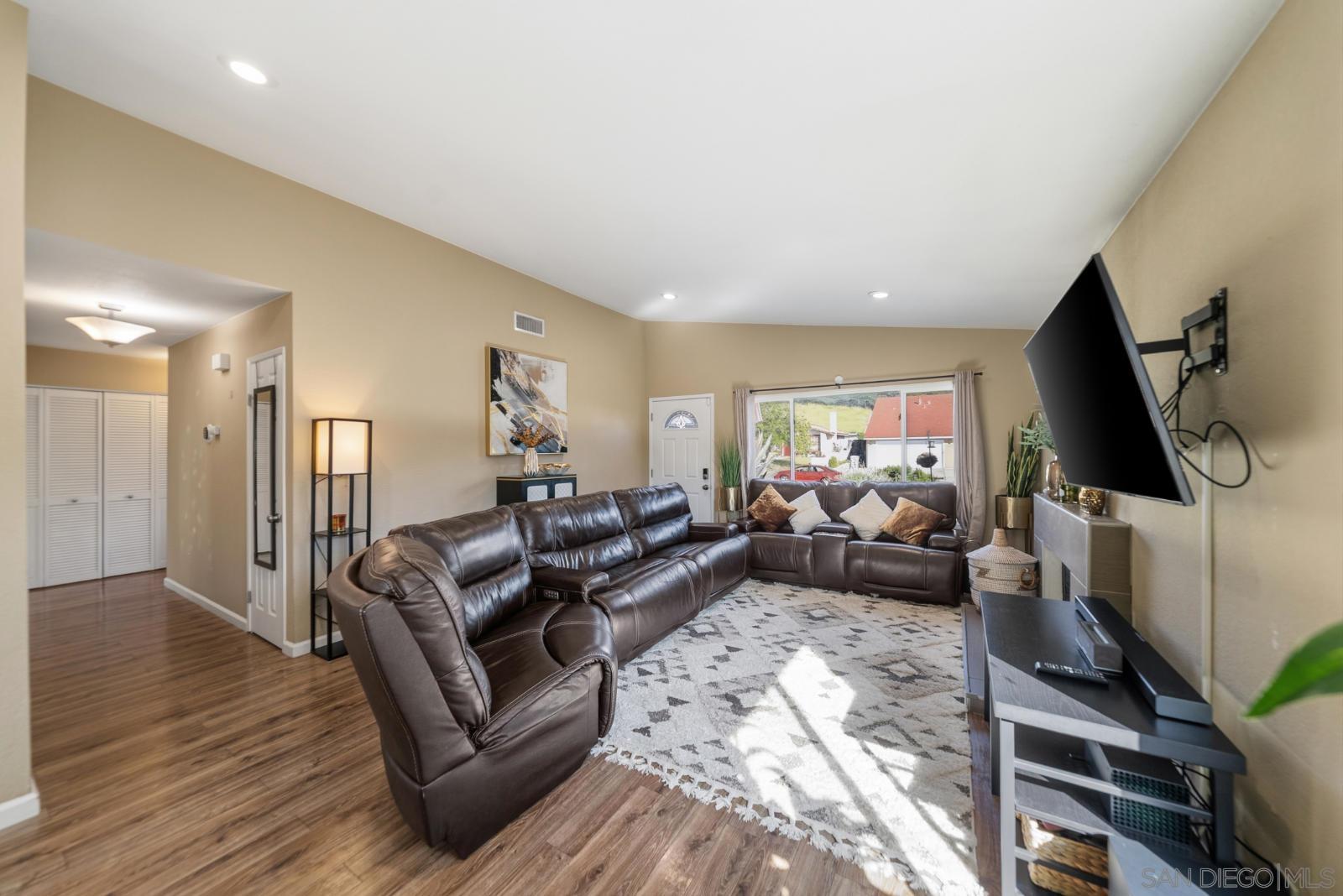 Detail Gallery Image 6 of 29 For 7454  Gayneswood, San Diego,  CA 92139 - 3 Beds | 2 Baths