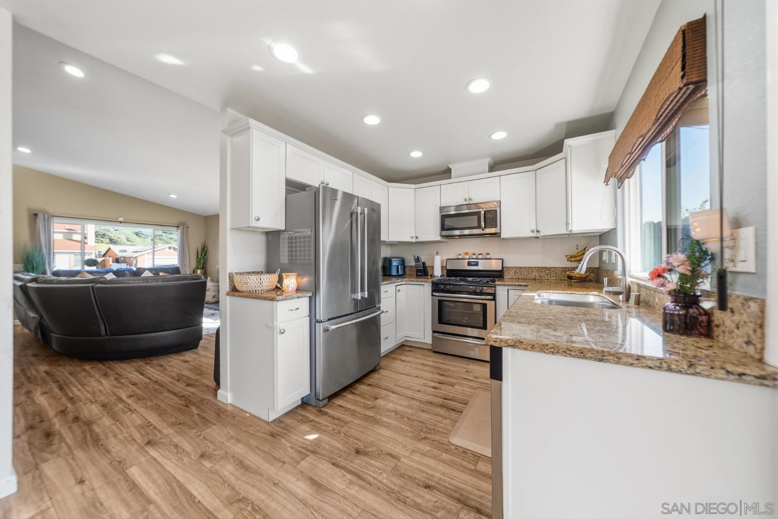 Detail Gallery Image 9 of 29 For 7454  Gayneswood, San Diego,  CA 92139 - 3 Beds | 2 Baths