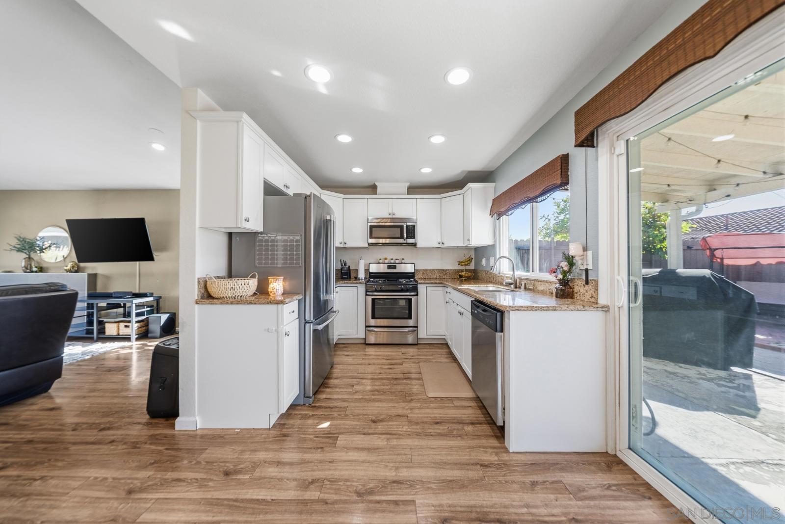 Detail Gallery Image 10 of 29 For 7454  Gayneswood, San Diego,  CA 92139 - 3 Beds | 2 Baths