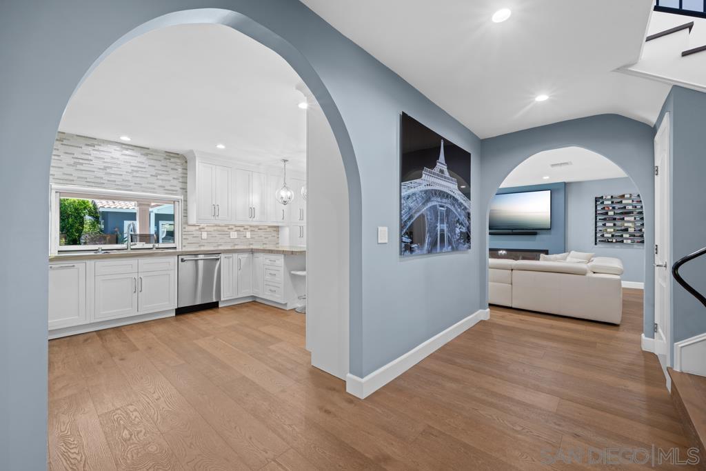 Detail Gallery Image 12 of 37 For 1622 W Oak, Burbank,  CA 91506 - 5 Beds | 3/1 Baths