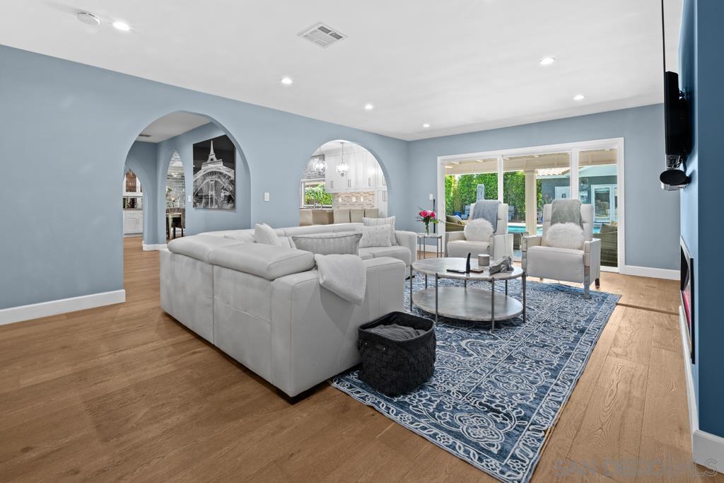 Detail Gallery Image 19 of 37 For 1622 W Oak, Burbank,  CA 91506 - 5 Beds | 3/1 Baths