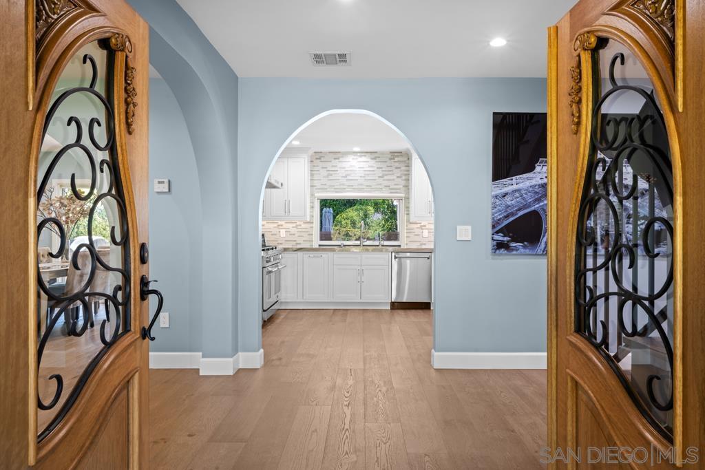 Detail Gallery Image 3 of 37 For 1622 W Oak, Burbank,  CA 91506 - 5 Beds | 3/1 Baths