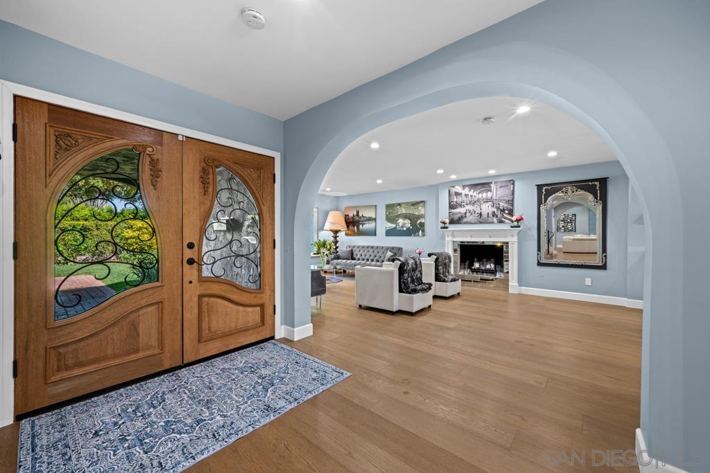 Detail Gallery Image 4 of 37 For 1622 W Oak, Burbank,  CA 91506 - 5 Beds | 3/1 Baths