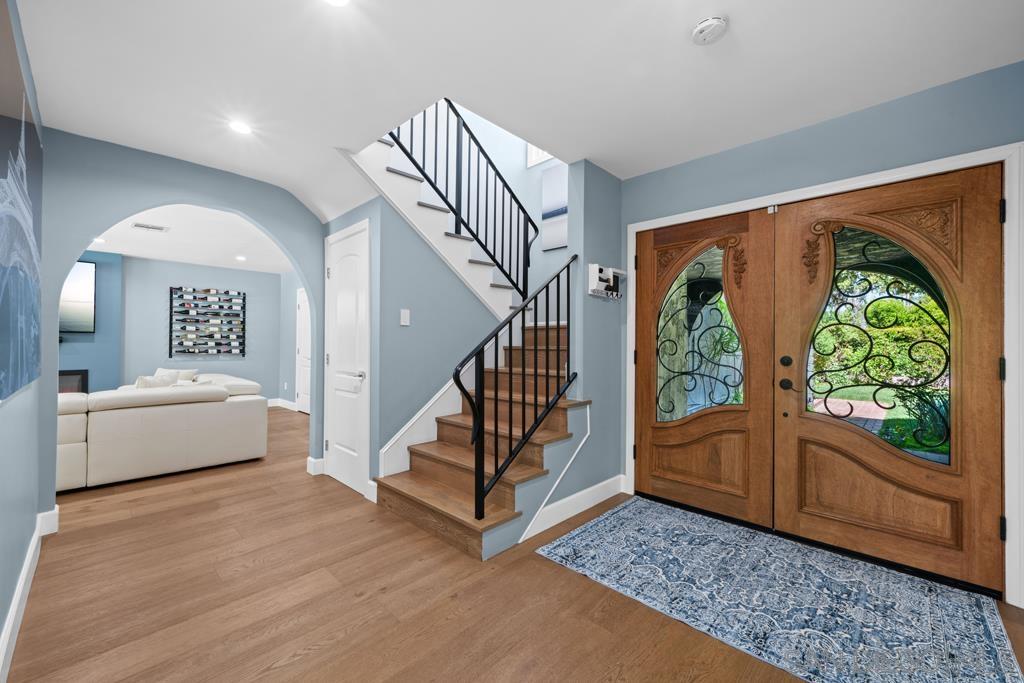 Detail Gallery Image 5 of 37 For 1622 W Oak, Burbank,  CA 91506 - 5 Beds | 3/1 Baths