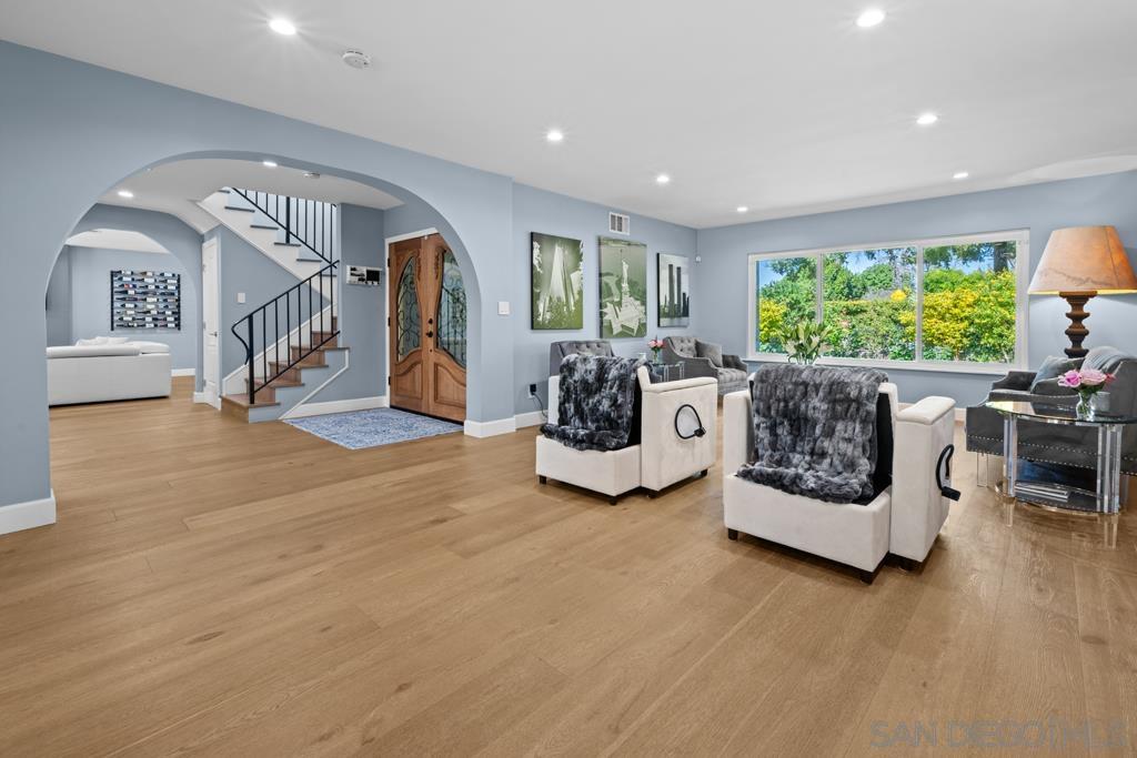 Detail Gallery Image 6 of 37 For 1622 W Oak, Burbank,  CA 91506 - 5 Beds | 3/1 Baths