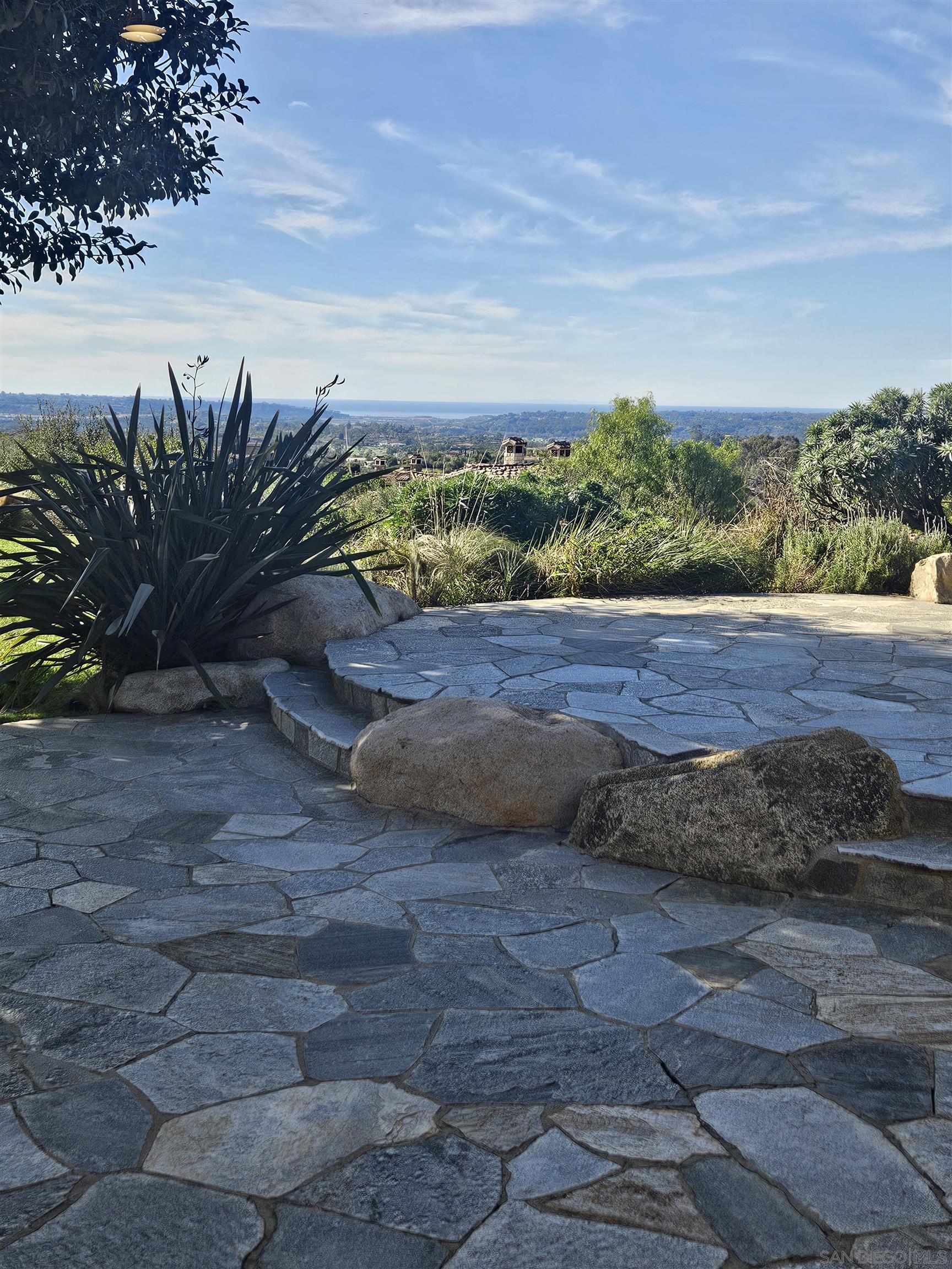 Detail Gallery Image 3 of 32 For 8418  Run of the Knolls, San Diego,  CA 92127 - 5 Beds | 5/1 Baths