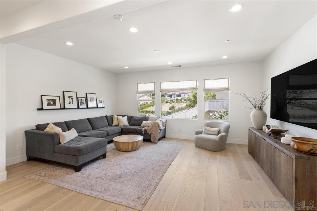 Detail Gallery Image 13 of 44 For 2984  Hayloft Pl, Escondido,  CA 92029 - 6 Beds | 4/1 Baths