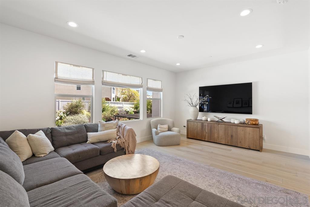 Detail Gallery Image 15 of 44 For 2984  Hayloft Pl, Escondido,  CA 92029 - 6 Beds | 4/1 Baths