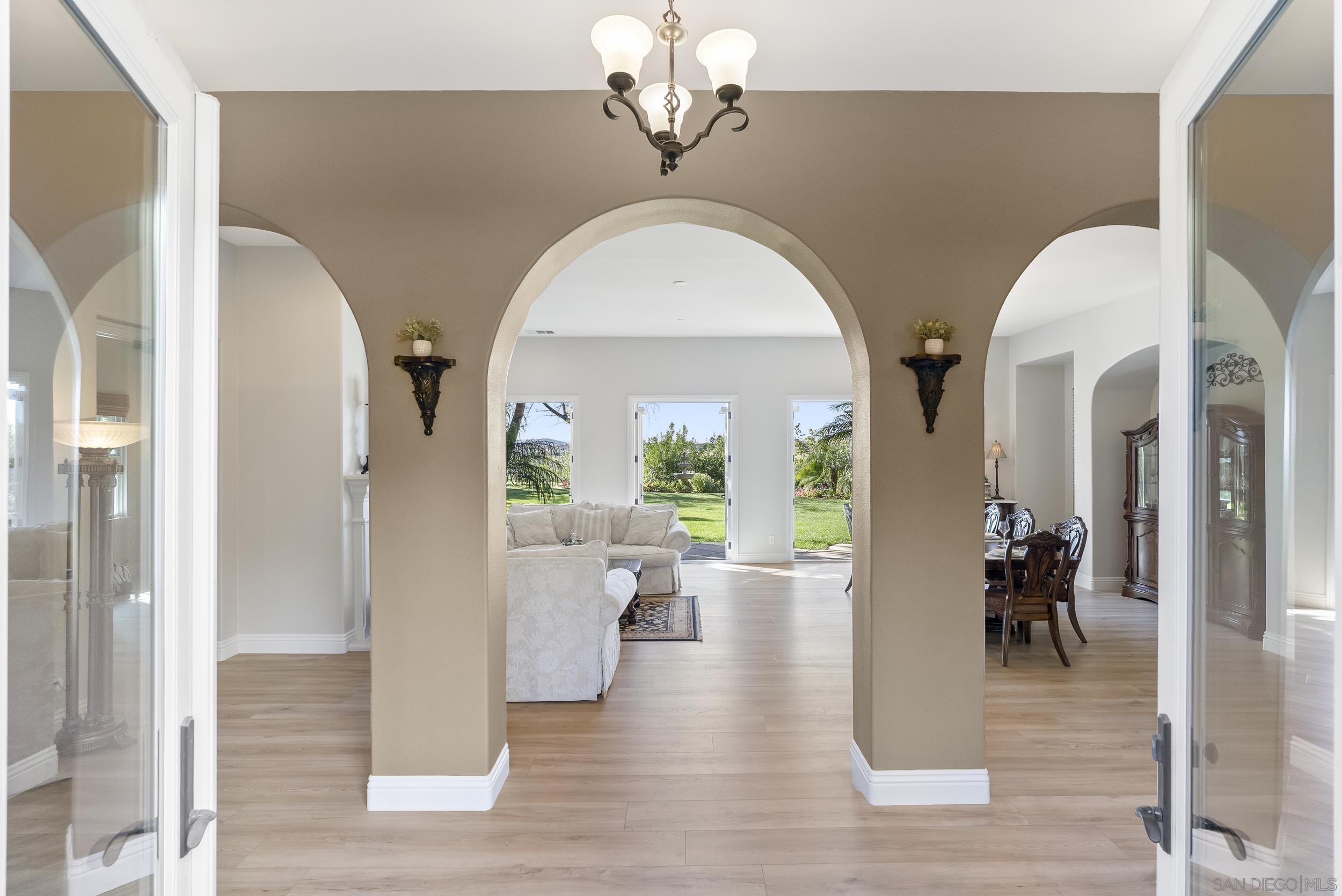 Detail Gallery Image 7 of 60 For 2105  Timneh Court, Oceanside,  CA 92057 - 4 Beds | 4/1 Baths