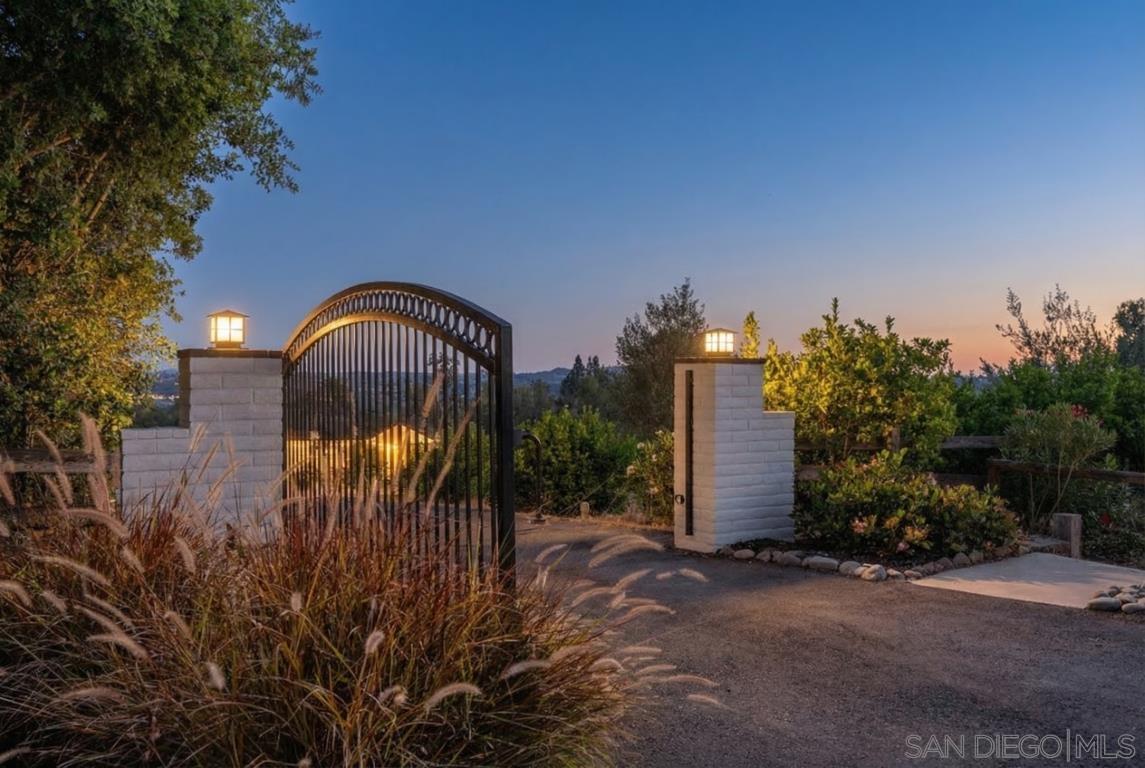 Detail Gallery Image 2 of 67 For 1097  Camino Alisos, Fallbrook,  CA 92028 - 6 Beds | 5 Baths