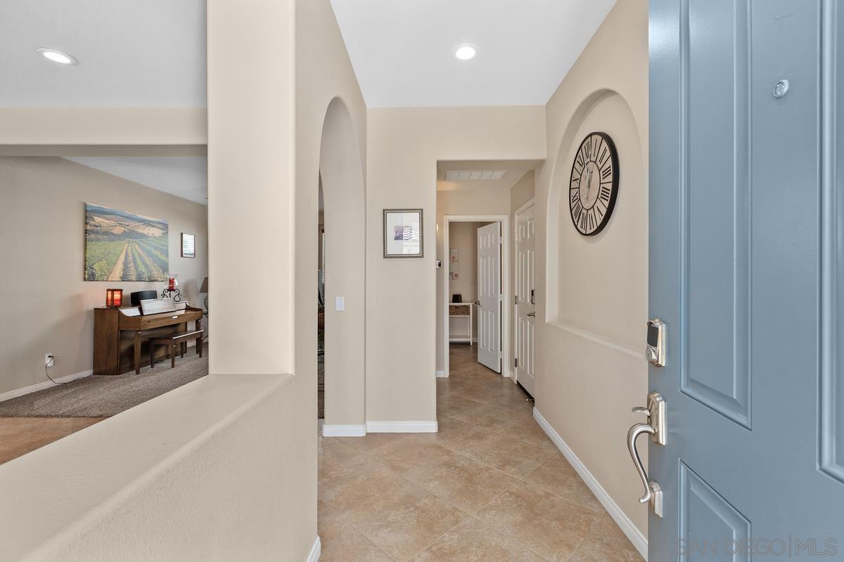Detail Gallery Image 2 of 42 For 1311  Bellingham Dr, Oceanside,  CA 92057 - 4 Beds | 3/1 Baths