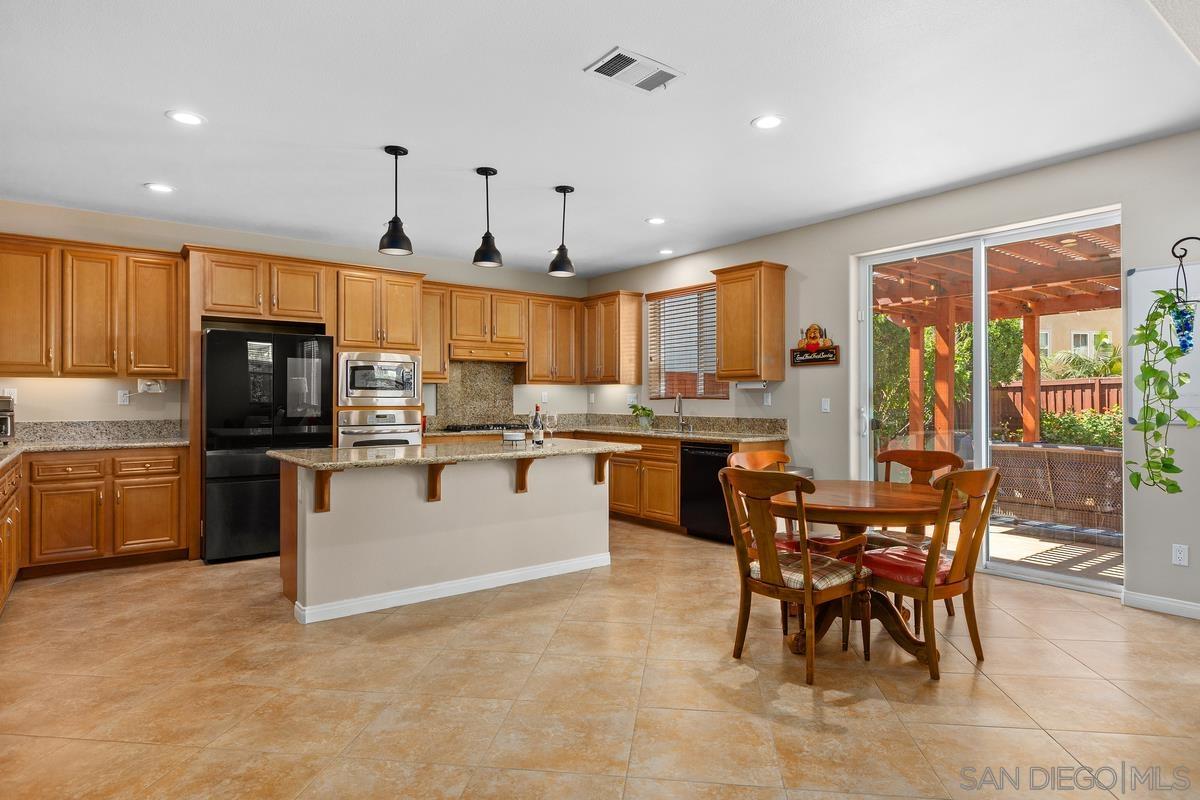 Detail Gallery Image 10 of 42 For 1311  Bellingham Dr, Oceanside,  CA 92057 - 4 Beds | 3/1 Baths