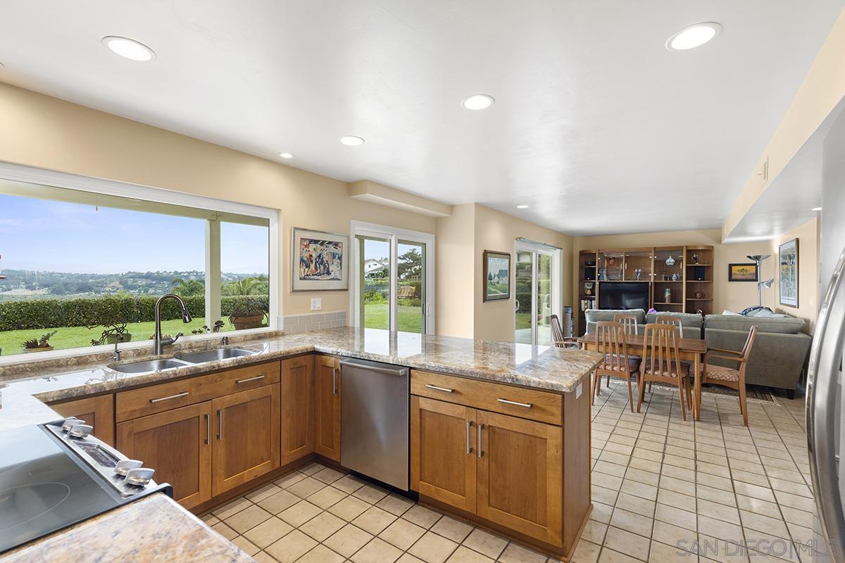 Detail Gallery Image 19 of 51 For 1012  Santa Florencia, Solana Beach,  CA 92075 - 5 Beds | 3 Baths