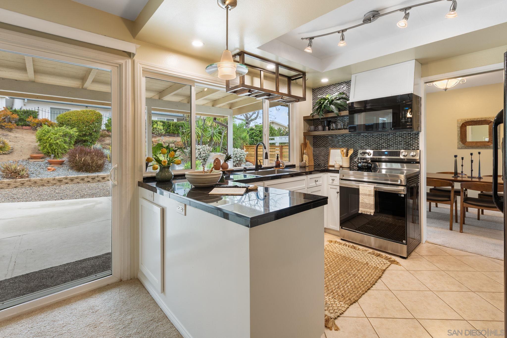 Detail Gallery Image 4 of 42 For Casero Rd, San Diego,  CA 92128 - 2 Beds | 2 Baths