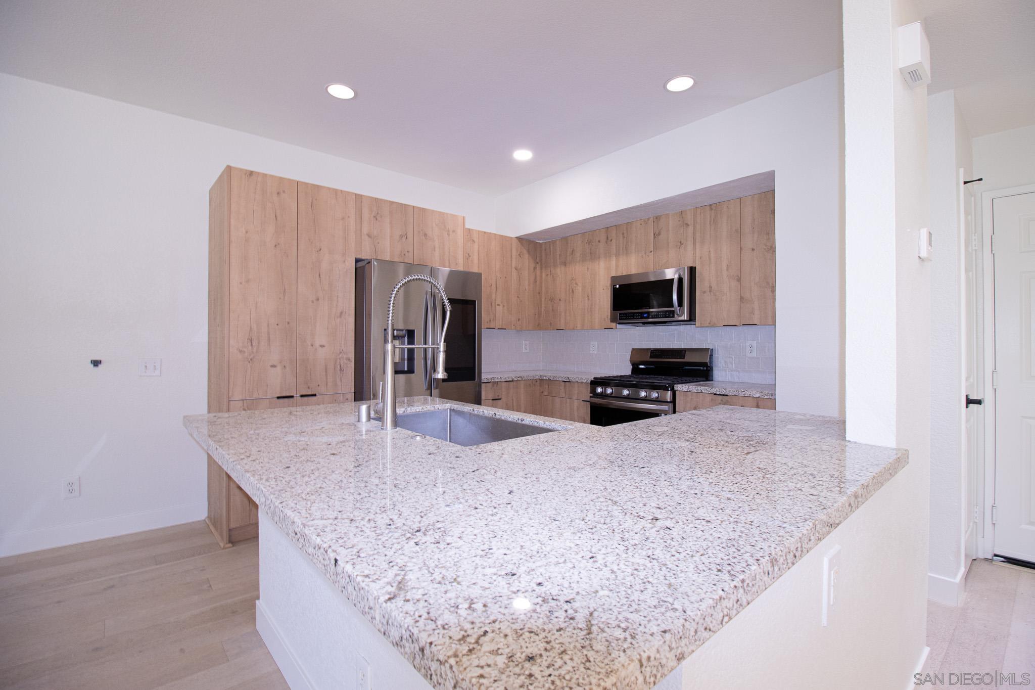 Detail Gallery Image 4 of 18 For 1113  Pacific Grove Loop, Chula Vista,  CA 91915 - 4 Beds | 3/1 Baths