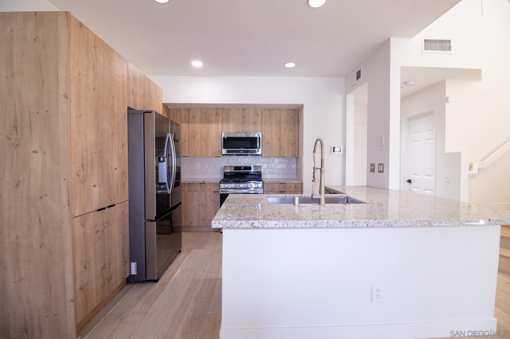 Detail Gallery Image 5 of 18 For 1113  Pacific Grove Loop, Chula Vista,  CA 91915 - 4 Beds | 3/1 Baths