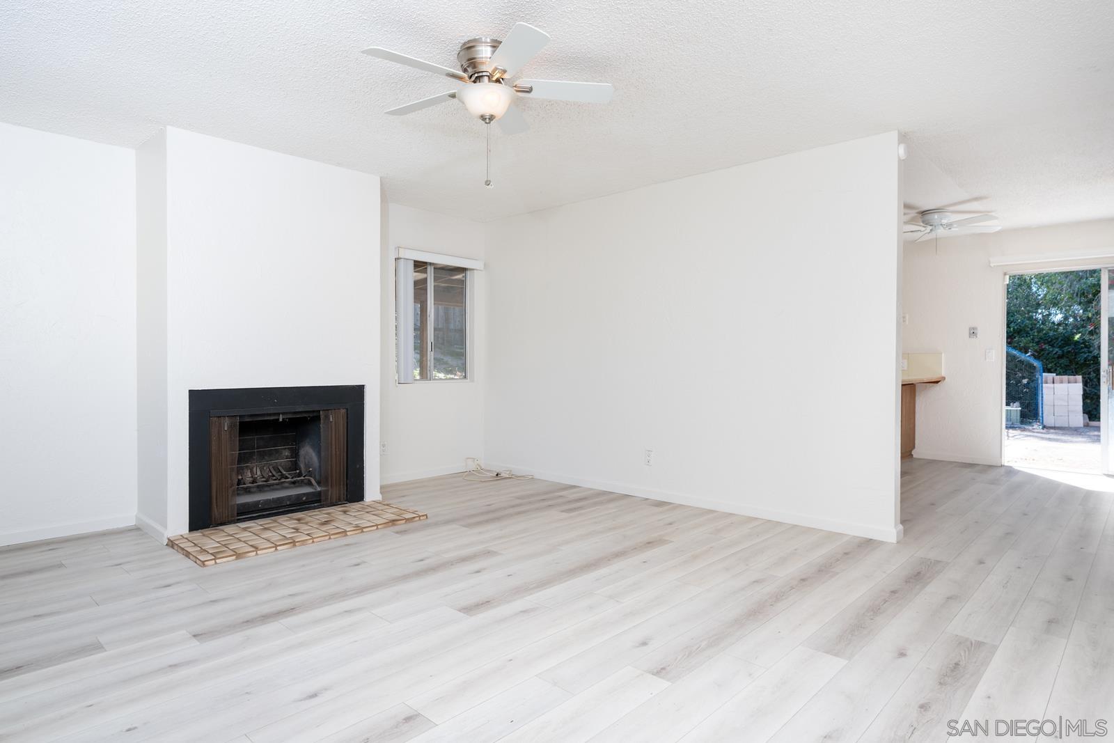 Detail Gallery Image 3 of 28 For 4975  Whipple Way, San Diego,  CA 92122 - 3 Beds | 2 Baths