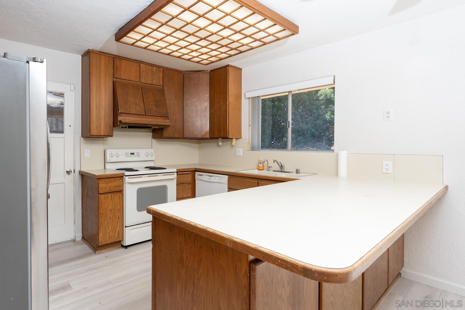 Detail Gallery Image 5 of 28 For 4975  Whipple Way, San Diego,  CA 92122 - 3 Beds | 2 Baths