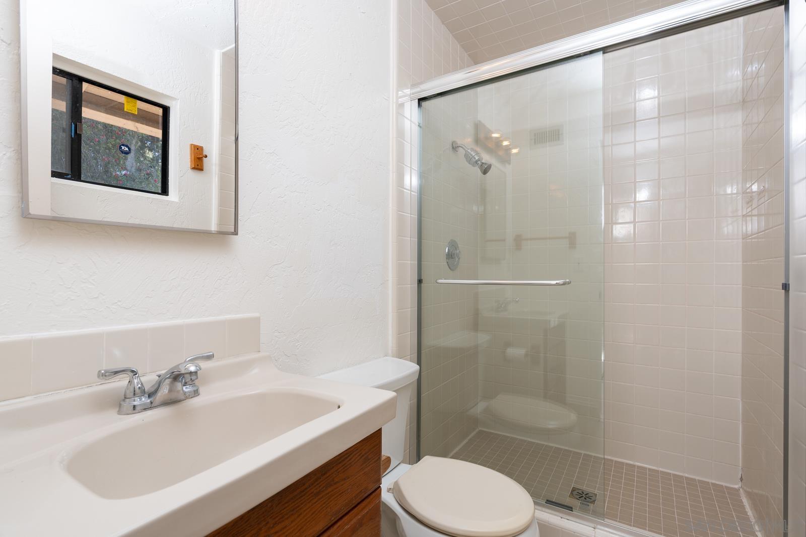 Detail Gallery Image 9 of 28 For 4975  Whipple Way, San Diego,  CA 92122 - 3 Beds | 2 Baths