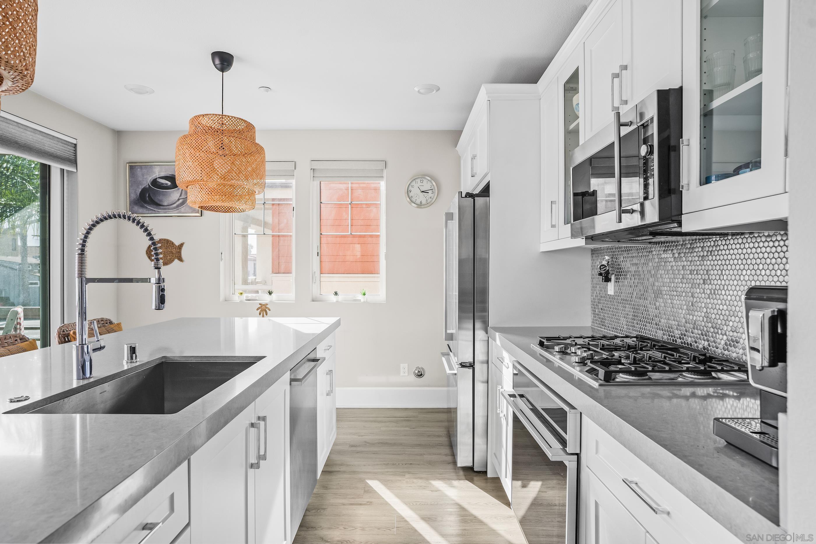 Detail Gallery Image 5 of 38 For 810  Santa Barbara Pl, San Diego,  CA 92109 - 2 Beds | 2 Baths