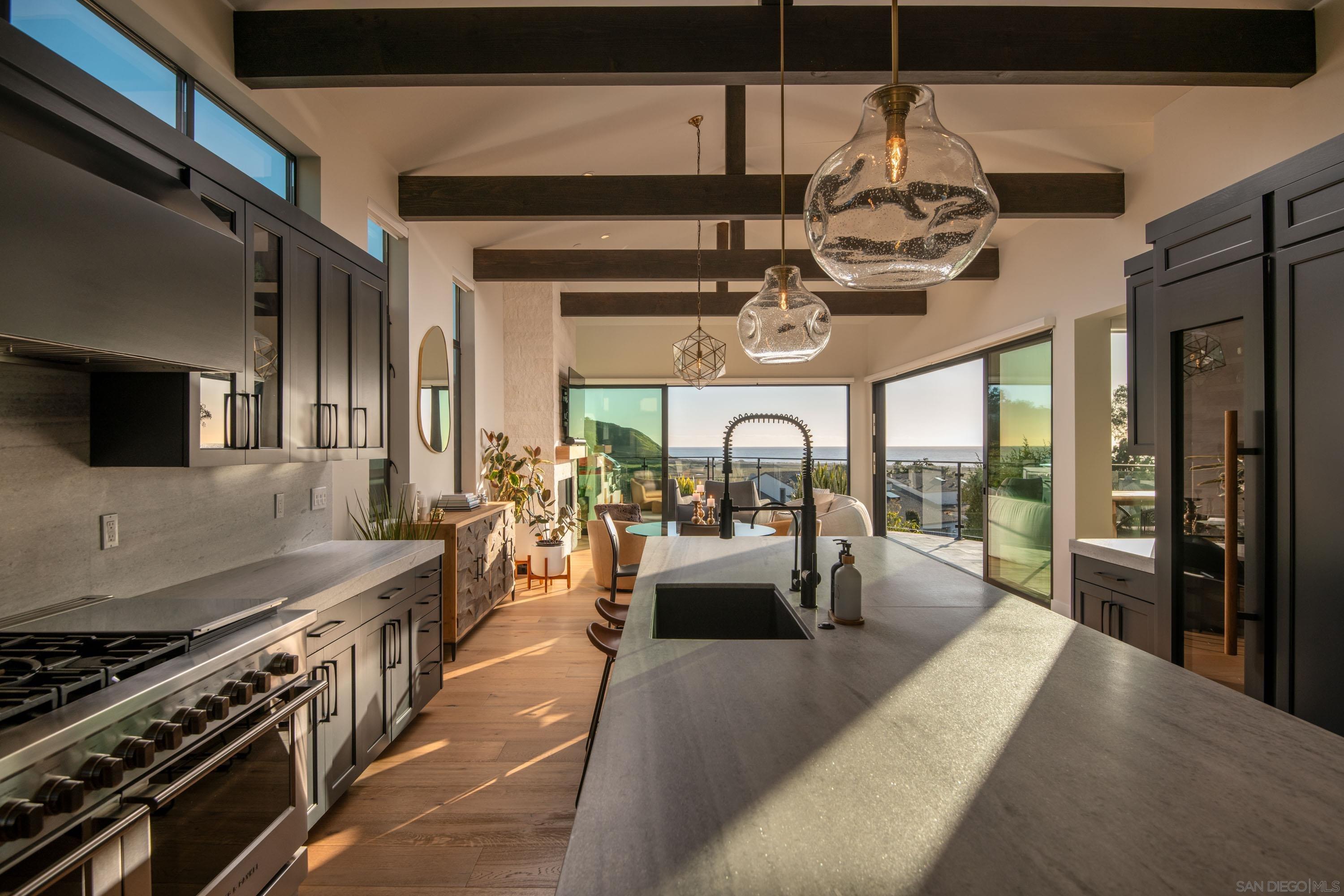 Detail Gallery Image 10 of 75 For 12994  via Esperia, Del Mar,  CA 92014 - 4 Beds | 4/1 Baths