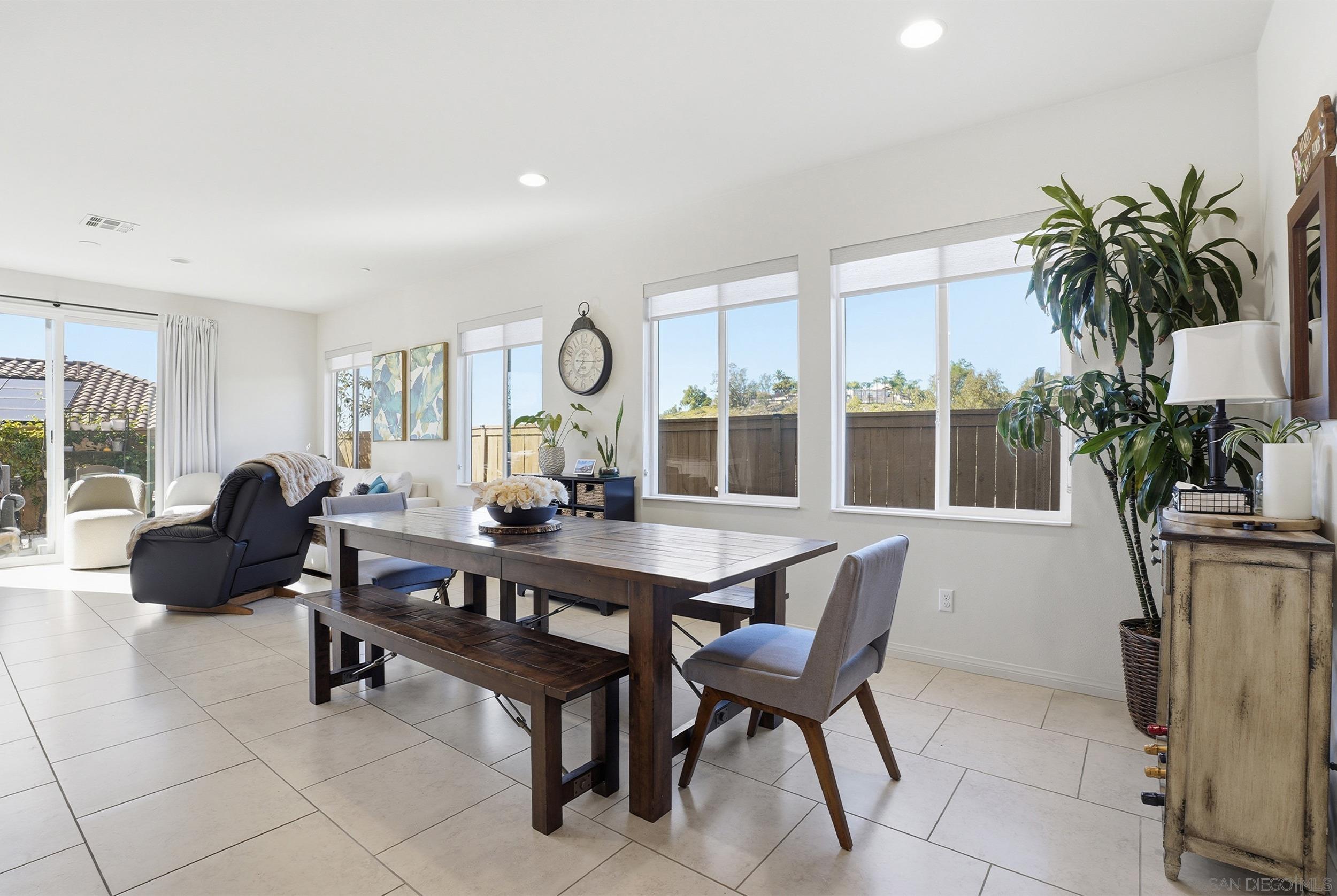 Detail Gallery Image 9 of 35 For 1754  Avenida Regina, San Marcos,  CA 92069 - 5 Beds | 3/1 Baths